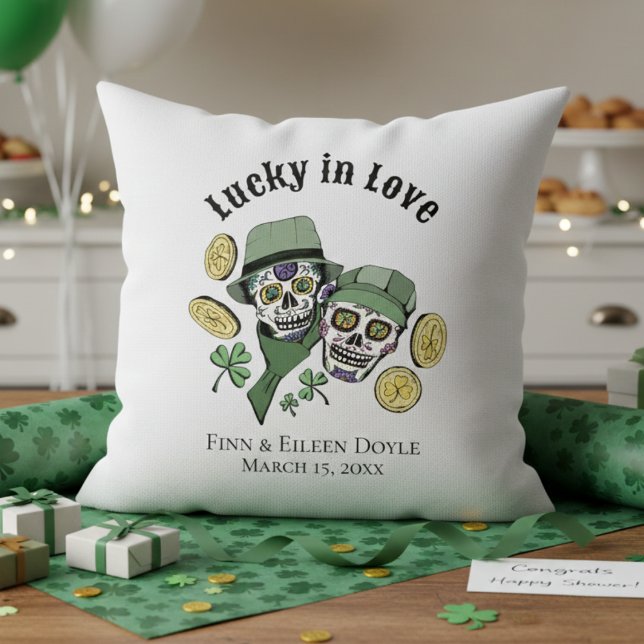 Glück in der Liebe Irish Sugar Skulls neu verheira Kissen (Lucky in Love Irish Couples Shower White Pillows. Irish Sugar Skulls, Green Shamrocks, Gold Coins)