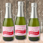 Glück in der Liebe Lebendes Rosa und Rotes Bachelo<br><div class="desc">Pop die Blubbly und Toast zu Liebe mit unseren "Lucky in Liebe" Junggeselinnen-Abschied Champagner Etiketten! Mit der faszinierenden Königin des Herzens und einer handgezeichnet Kontur, die anmutig ein Champagnerglas hält, sind diese Labels der Inbegriff von Eleganz und Aufregung in fett rosa und roten Farbtönen. Egal, ob Sie den Swimmingpool feiern...</div>