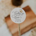 Glück in der Liebe | Rustische Gastgeschenk Hochze Runder Aufkleber<br><div class="desc">Rustikales Design für Hochzeiten auf Land,  Reiten oder Ranch mit dunkelpflaumenbraunen Schriftzeichen,  mit "Glück in der Liebe" und Ihren Namen und einem goldenen Aquarellhorseshoes.</div>