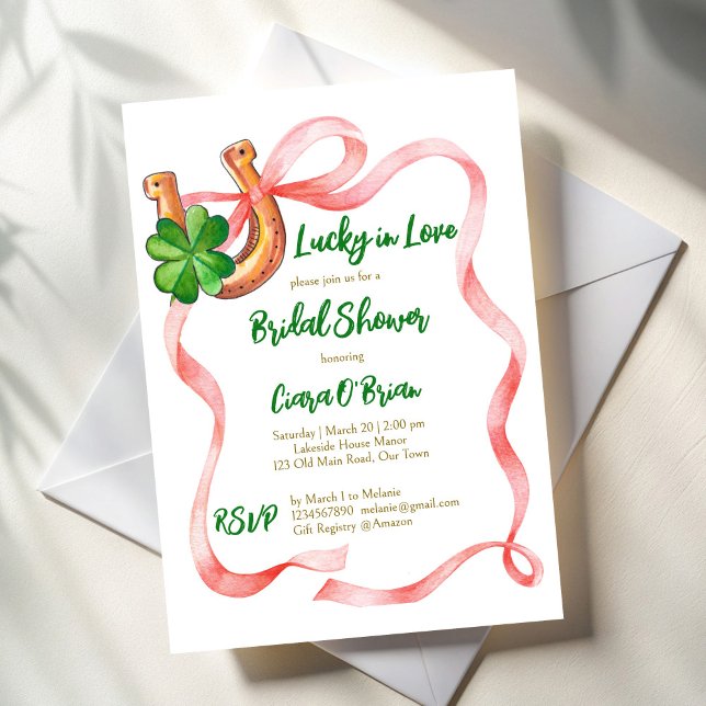 Glück in Liebe Kleeblatt Bänder Brautparty Einladung (Lucky in love clover leaf pink  bow ribbon st Patrick's day bridal shower invitation template)
