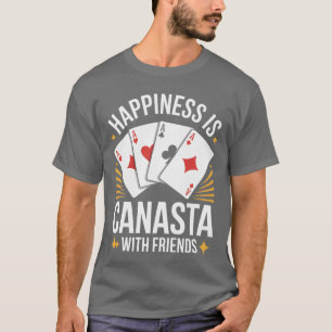 Glück ist das Spielen des Canasta-Kartenspiels mit T-Shirt