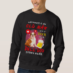 Glück ist ein alter Mann mit Bierbullen Hund, der Sweatshirt