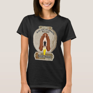 Glück ist ein alter Mann mit einem Bier-Basset-Hun T-Shirt