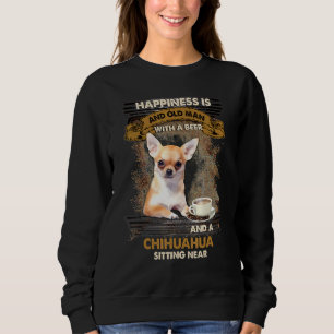 Glück ist ein alter Mann mit einem Bier-Chihuahua- Sweatshirt