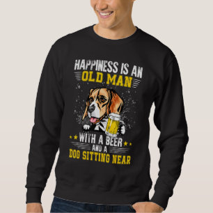 Glück ist ein alter Mann mit einem Bier und einem Sweatshirt