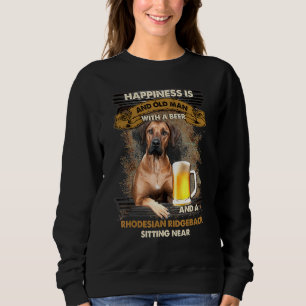 Glück ist ein alter Mann mit einem Rhodesier-Bier Sweatshirt