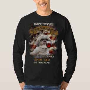 Glück ist ein alter Mann mit einem Wein und einem T-Shirt