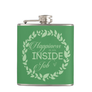 Glück ist ein grüner Kranz im Inneren eines Arbeit Flachmann