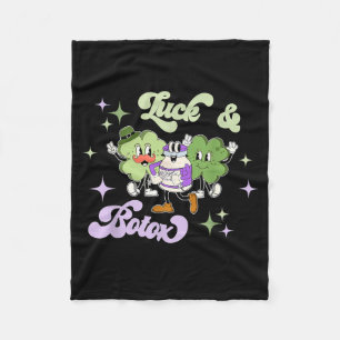 Glück und Botox Lustiger Shamrock-Nurse-Injector-S Fleecedecke
