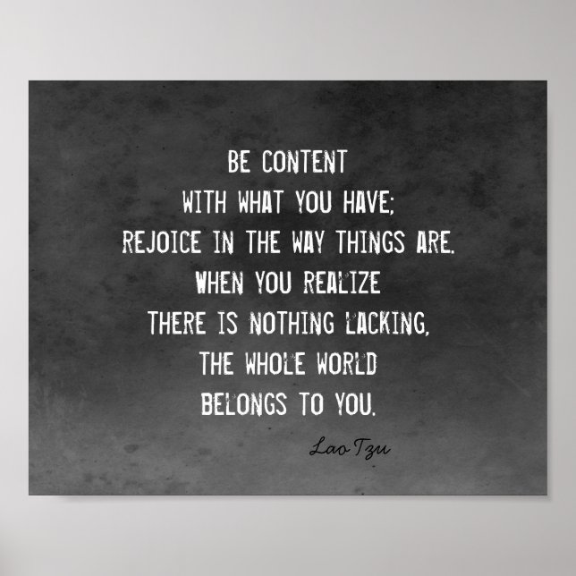 Glück zen Zitat Lao Tzu weiß auf Holzkohle grau Poster (Vorne)