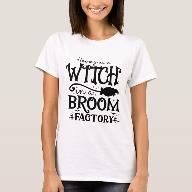 Glücklich als Hexe in einem Broom Factory Hallowee T-Shirt (Vorderseite)
