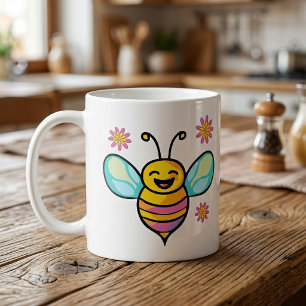 Glücklich lächelnde Babybiene mit Blume. Kaffeetasse