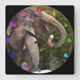 Glücklich lächelnde niedliche Elefanten spielen im Quadratische Wanduhr