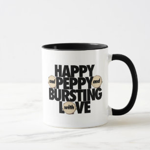 Glücklich und Peppy und mit Liebe berstend Tasse
