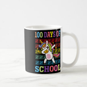 Glückliche 100 Tage Schulkinder, die die Liebe ein Kaffeetasse