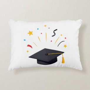 Glückliche Absolventen werfen Hüte zur Feier Dekokissen