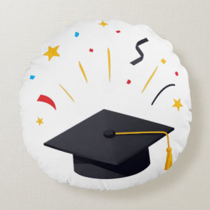 Glückliche Absolventen werfen Hüte zur Feier Rundes Kissen