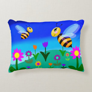 Glückliche Bienen auf einem Blumenfeld Dekokissen