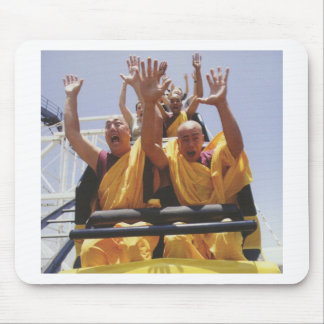 Glückliche buddhistische Mönche auf einem Roller-U Mousepad