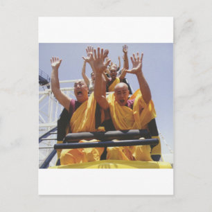 Glückliche buddhistische Mönche auf einem Roller-U Postkarte