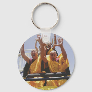 Glückliche buddhistische Mönche auf einem Roller-U Schlüsselanhänger