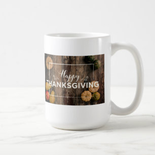 Glückliche Erntedankgourds über Rustikales Holz Kaffeetasse