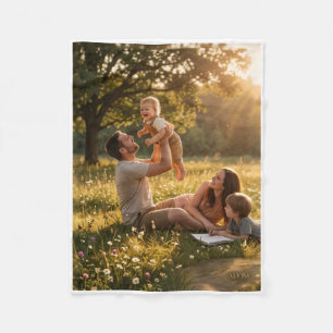 Glückliche Familie entspannt auf einer sonnigen Wi Fleecedecke