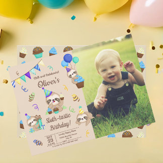 Glückliche Faultier-Geburtstags-Party-Cupcakes und Einladung