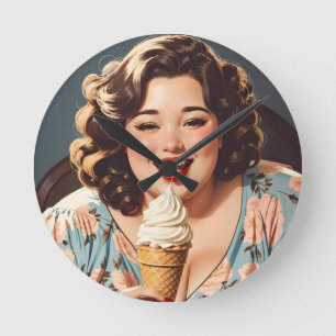 Glückliche Frau beim Essen von Eiscreme im Vintage Runde Wanduhr