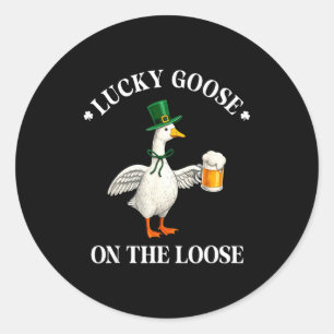 Glückliche Gans auf freiem Fuß St. Patricks Tag Ir Runder Aufkleber