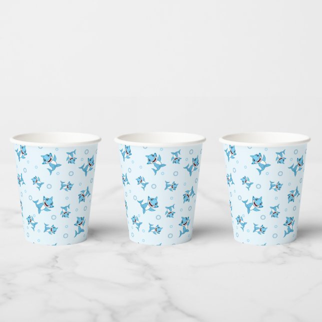 Glückliche Haifamilie gemustert Blau Pappbecher (Multi)
