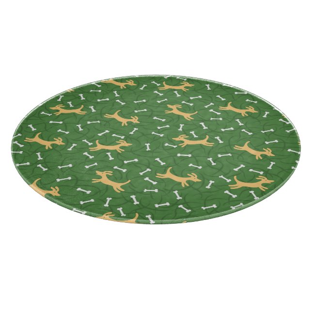 glückliche Hunde mit Knochenhintergrund Schneidebrett (Ecke)