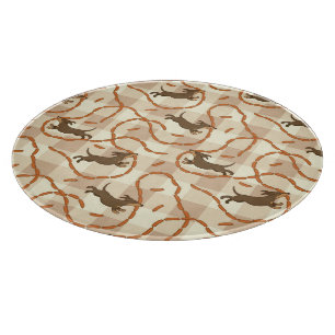 glückliche Hunde mit Wursthintergrund Schneidebrett