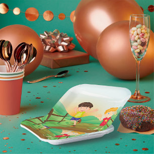 Glückliche Kinder beim Spielen im Freien Pappteller
