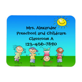 Glückliche Kinder spielen in der Sonne, Kinder dra Magnet