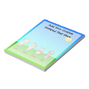 Glückliche Kinder spielen in der Sonne, Kinder dra Notizblock