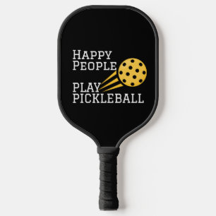 Glückliche Leute spielen Pickleball Schläger