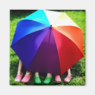 Glückliche Mädchen unter einem Regenbogen Magnet