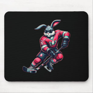 Glückliche Ostern Hasen Jungen beim Hockey spielen Mousepad