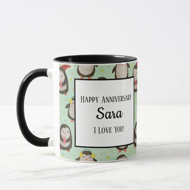Glückliche Pinguine mit Weihnachtsmannmützen und O Tasse (Links)