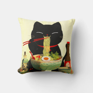 Glückliche schwarze Katze, die Ramen isst   Japani Kissen