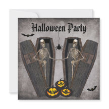 Glückliche Skelette im Sarg-Halloween-Party