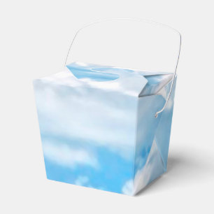 Glückliche Sonnige Wolken Hellblauer Himmel Hinter Geschenkschachtel