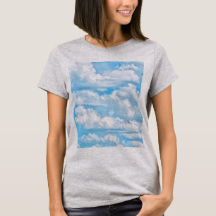 Glückliche sonnige Wolken-hellblauer T-Shirt