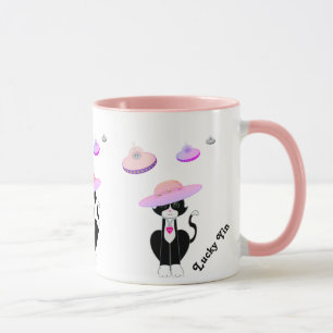 Glückliche Tuxedo-Katze und fliegende Untertassen Tasse