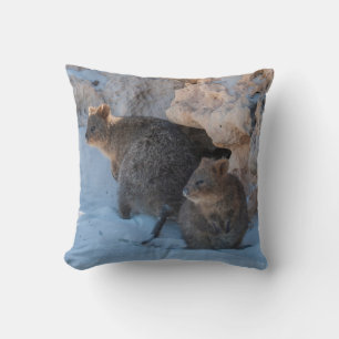 Glückliche und Niedliche Quokkas am Strand Kissen
