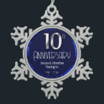 Glücklicher 10. Hochzeitstag Schneeflocken Zinn-Ornament<br><div class="desc">Lieblich blauer Happy 10. Jubiläum Ornament. Imitate Folie auf dem 10. und als Rahmen. Blaues Öl Hintergrund erstellt von Valarie Wade. In der oberen Ecke ein kleines blaues Herzmuschel. Namen und Daten sind einstellbar.</div>