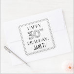 GLÜCKLICHER 30. GEBURTSTAG, Art-Déco-Stil, Individ Quadratischer Aufkleber<br><div class="desc">Dieser elegante Deko aus den 1920er/1930er Jahren sieht als Geburtstagsaufkleber mit der Aufschrift "HAPPY 30TH BIRTHDAY" aus und trägt den Namen des Empfängers. Die Zahl "30TH" hat einen extravaganten geometrisch gegliederten Stil, und um die Geburtstagsgrüßbotschaft gibt es auch einen gesäumten Rahmen. Aufkleber wie diese können auf einer Geburtstagsparty verteilt oder...</div>