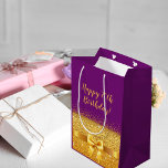 Glücklicher 70. Geburtstag mit Goldbogen auf Viole Mittlere Geschenktüte<br><div class="desc">Elegantes,  klassisches,  glamouröses und feminines Party-Geschenk-Set für einen 70. Geburtstag.  Ein goldfarbenes Band und Bogen mit goldenem Glitzer und Funkeln,  ein bisschen Blu und Luxus für einen Geburtstag.  Violett,  lila Hintergrund  Mit dem Text: Herzlichen Glückwunsch zum 70. Geburtstag! goldene Briefe.</div>