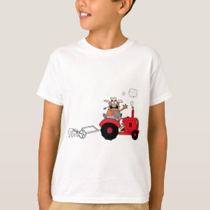 Glücklicher Bauer, der einen Traktor verwendet T-Shirt